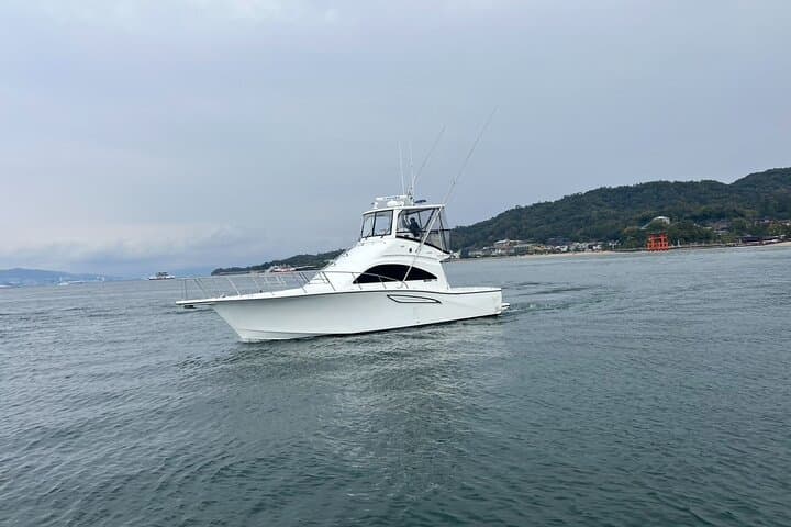 Miyajima and Hiroshima Bay Cruise with Snacks and Drinks