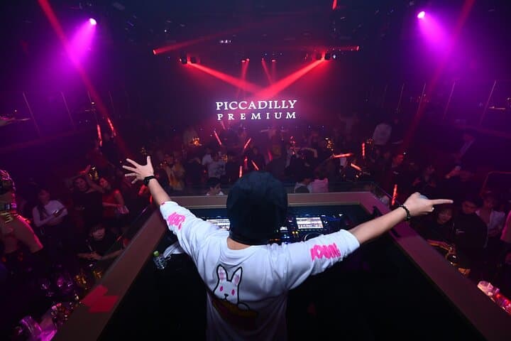 Osaka Umeda: PICCADILLY Live Show &Shisha& Nightclub Entry+Drink — photo 13