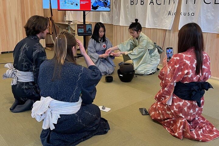 Friendly Tea Ceremony with Sakura Sweets Making in Tokyo — photo 20