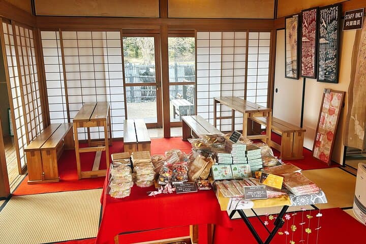 Tsukiji Food Strolling and Hama Rikyu Garden Walking Tour — photo 11