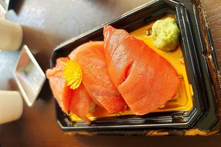 Tsukiji Food Strolling and Hama Rikyu Garden Walking Tour — photo 4
