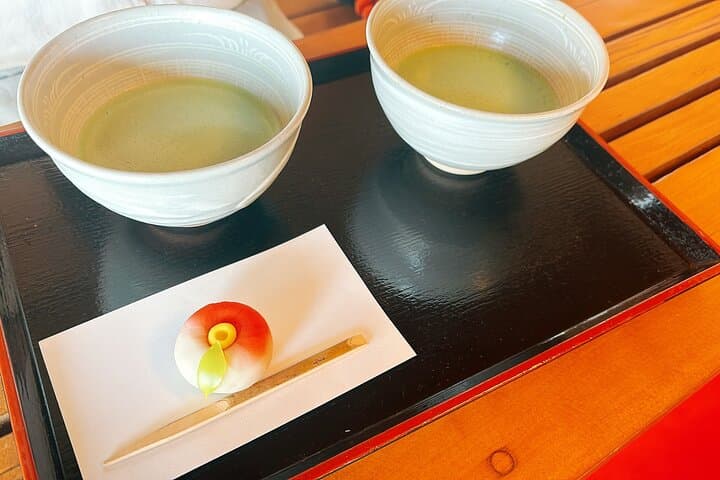Tsukiji Food Strolling and Hama Rikyu Garden Walking Tour — photo 13