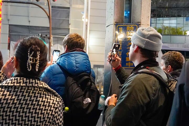 Tokyo Shinjuku Golden Gai Bar Hopping Night Tour — photo 16