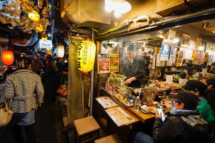 Tokyo Shinjuku Golden Gai Bar Hopping Night Tour — photo 4