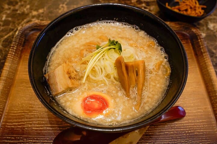 Tokyo Shinjuku Golden Gai Bar Hopping Night Tour — photo 13