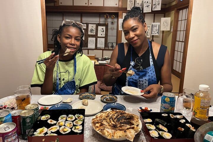 Yokohama: Sushi & Gyoza Cooking with Matcha & GreenTea Experience — photo 3