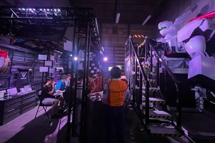 Patlabor Lab Viewing the 5 Meter Robot — photo 2