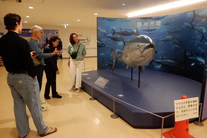 Tuna Auction in Toyosu and Tsukiji Fish Market Tour — photo 5