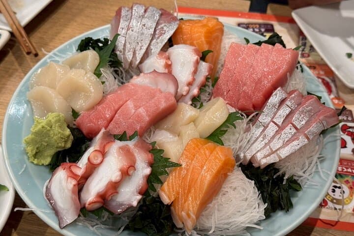 Tokyo Shinjuku Golden Gai Bar Hopping Night Tour — photo 10