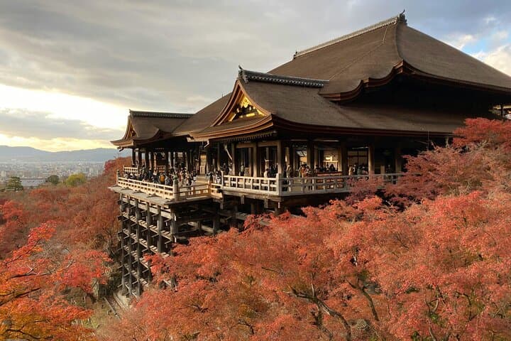 Early Morning Walking Tour: Historic Temples and Shrines — photo 1