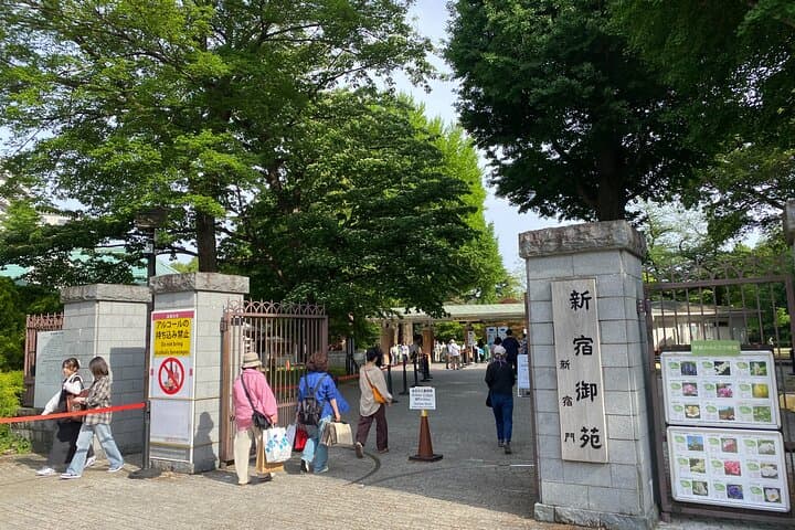 Discover the History of Shinjuku Gyoen – Private Walking Tour — photo 4