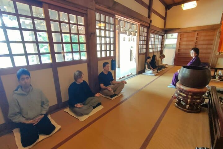 Buddhism Meditation, Statues Viewing Lunch Box Making at temple — photo 3