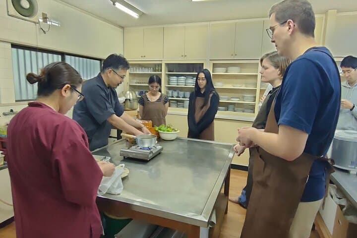 Buddhism Meditation, Statues Viewing Lunch Box Making at temple — photo 11
