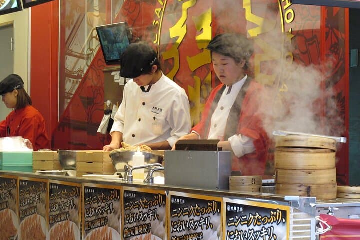 Osaka: Kuromon, Sennichimae & Dotonbori Food Tour with Wagyu — photo 18