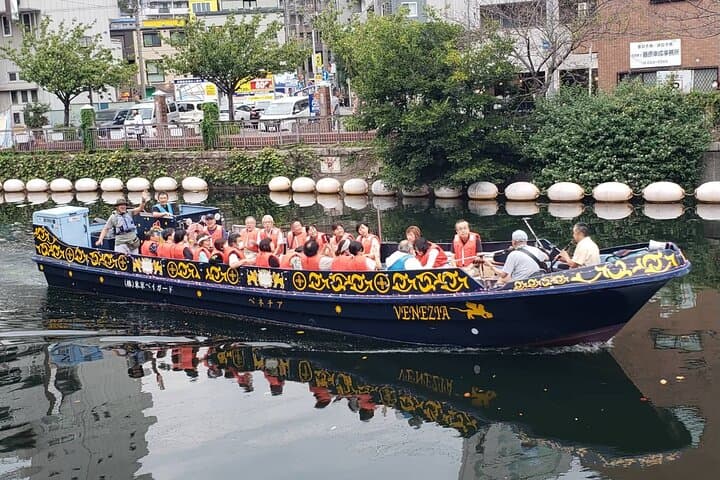 Cherry Blossom Viewing from a Boat: Tour in Yokohama Minato Mirai — photo 2