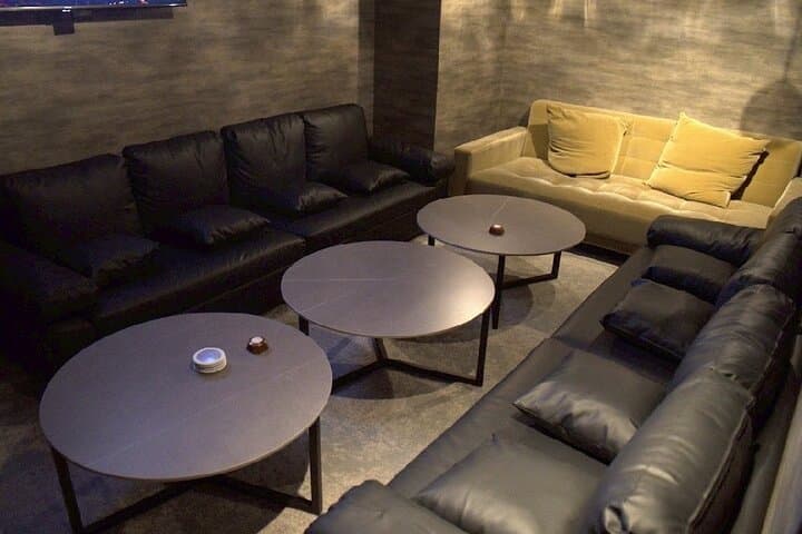 Tokyo Roppongi Members‑Only Karaoke Bar Tour - Unlimited Drinks — photo 3