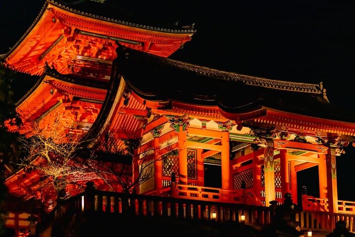 Kyoto: Night Stroll Through the Enchanting Gion District — photo 2