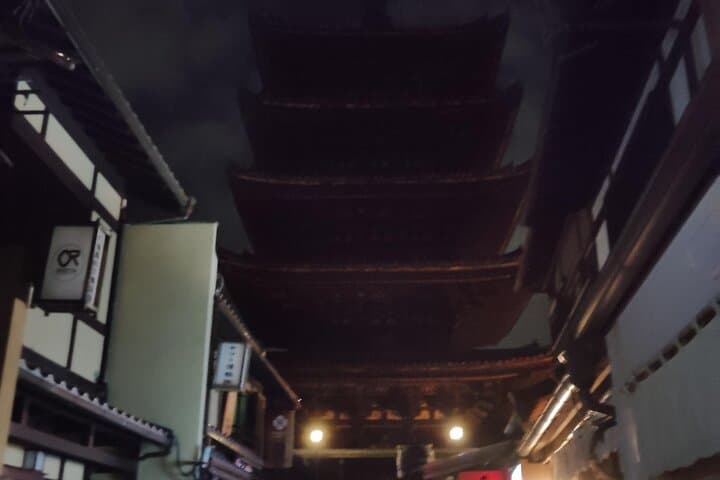 Kyoto: Night Stroll Through the Enchanting Gion District — photo 12