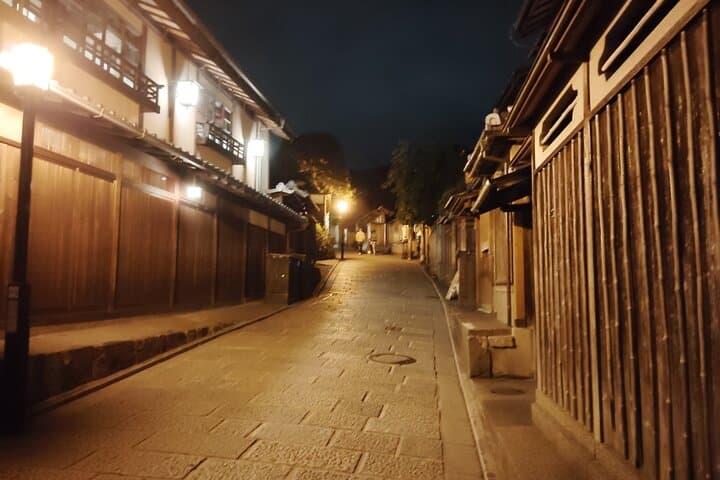 Kyoto: Night Stroll Through the Enchanting Gion District — photo 7