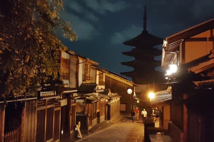 Kyoto: Night Stroll Through the Enchanting Gion District — photo 13