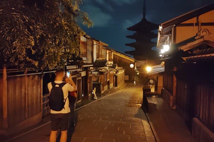 Kyoto: Night Stroll Through the Enchanting Gion District — photo 14