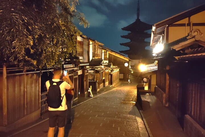 Kyoto: Night Stroll Through the Enchanting Gion District — photo 1