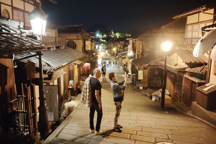 Kyoto: Night Stroll Through the Enchanting Gion District — photo 4