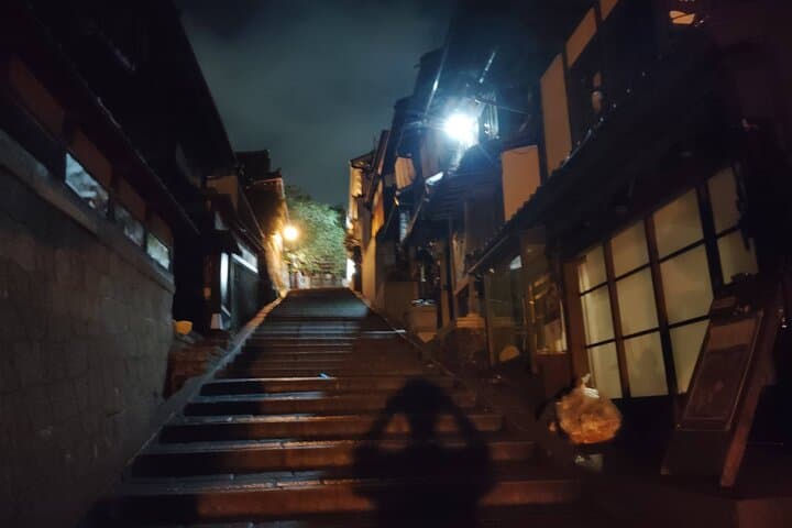 Kyoto: Night Stroll Through the Enchanting Gion District — photo 17