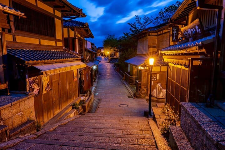 Experience Kyoto Gion at Night E-Bike Tour — photo 16