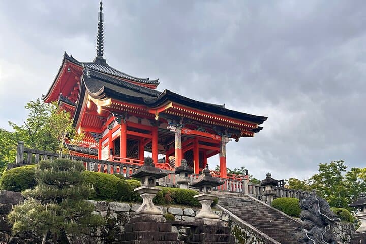 Early Morning Walking Tour: Historic Temples and Shrines — photo 4