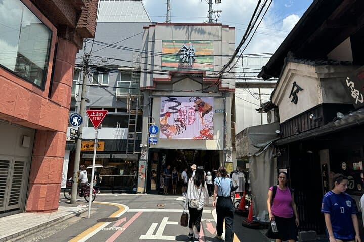 Kyoto: Yasaka Shrine, Gion & Nishiki Market Walking Tour — photo 8