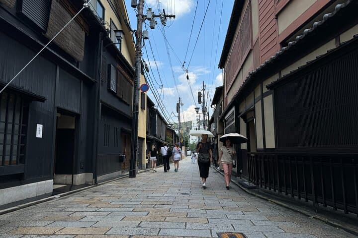 Kyoto: Yasaka Shrine, Gion & Nishiki Market Walking Tour — photo 4