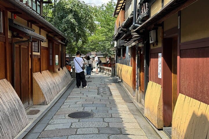 Kyoto: Yasaka Shrine, Gion & Nishiki Market Walking Tour — photo 18