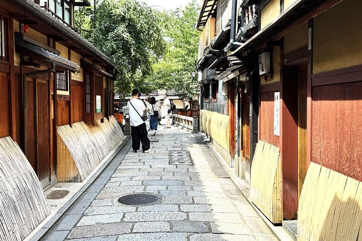 Kyoto: Yasaka Shrine, Gion & Nishiki Market Walking Tour — photo 2