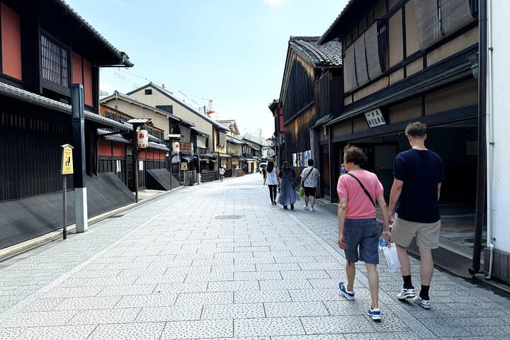 Kyoto: Yasaka Shrine, Gion & Nishiki Market Walking Tour — photo 7