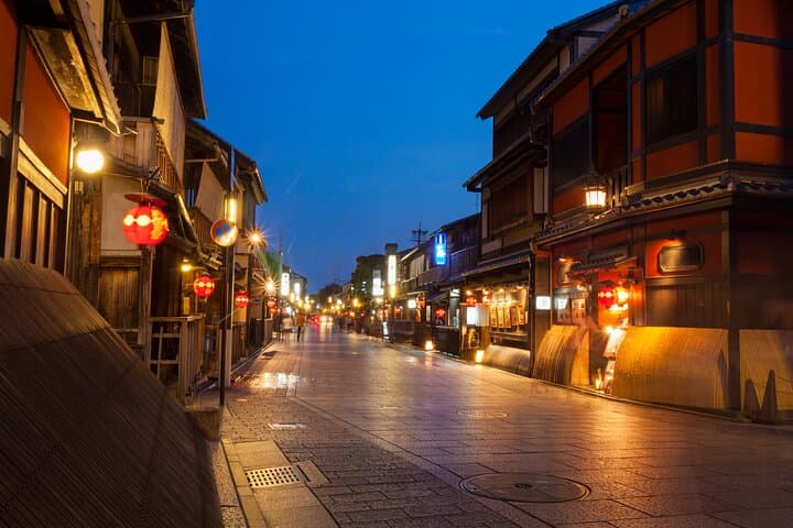 Kyoto Night Walk in Fushimi Inari with 4 Gion Area Highlights — photo 11