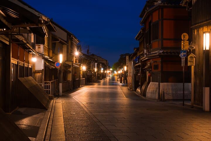 Kyoto Night Walk in Fushimi Inari with 4 Gion Area Highlights — photo 10