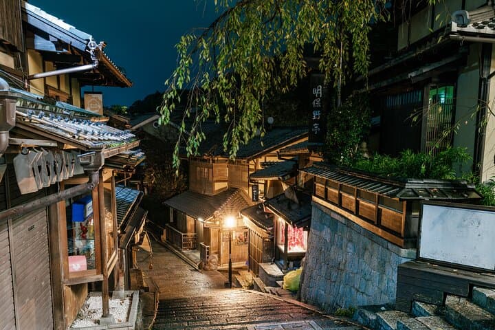 Kyoto Night Walk in Fushimi Inari with 4 Gion Area Highlights — photo 13