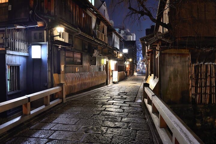 Kyoto Night Walk in Fushimi Inari with 4 Gion Area Highlights — photo 15