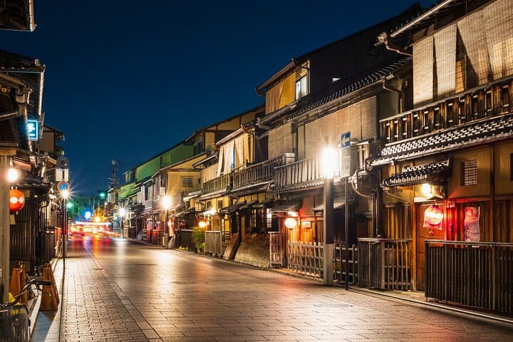 Kyoto Night Walk in Fushimi Inari with 4 Gion Area Highlights — photo 16
