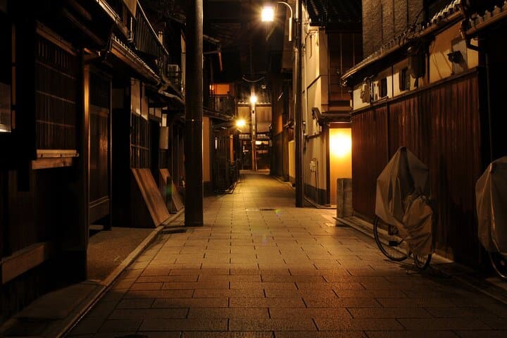Kyoto Night Walk in Fushimi Inari with 4 Gion Area Highlights — photo 18