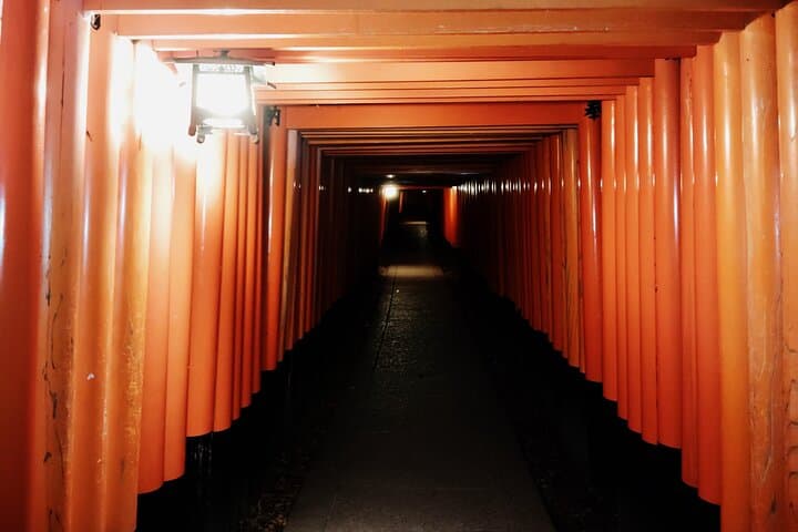 Kyoto: Fushimi Inari Taisha Night Tour with Guide — photo 17