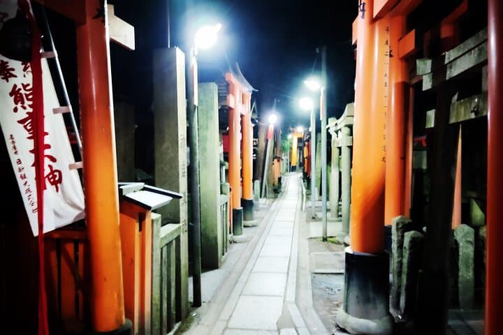 Kyoto: Fushimi Inari Taisha Night Tour with Guide — photo 11