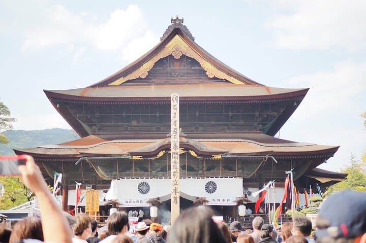 Private Luxury Day Tour to Nagano Snow Monkeys and Zenkoji Temple — photo 12