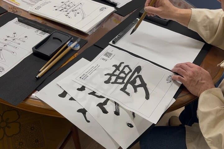 Creative experience／Drawing Kanji and Creating Souvenirs — photo 4