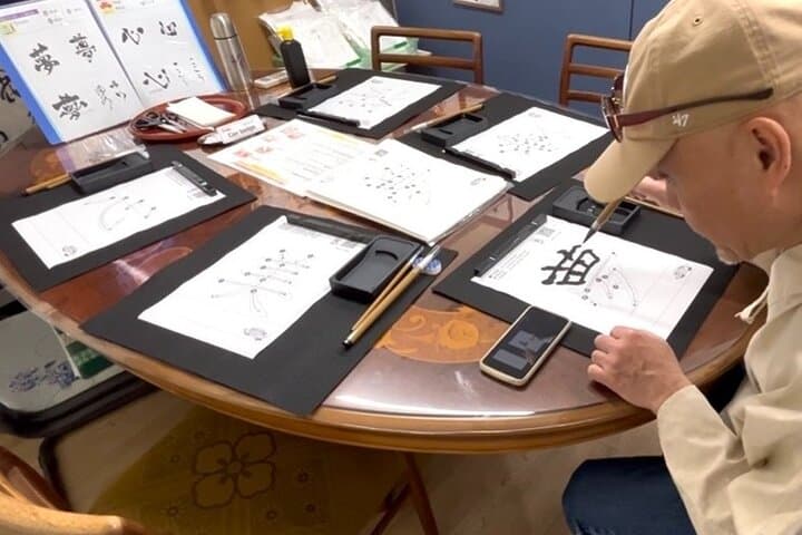 Creative experience／Drawing Kanji and Creating Souvenirs — photo 3