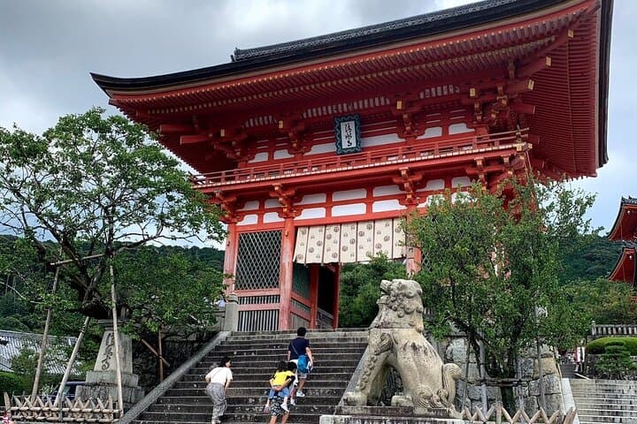 Private Custom Tour of Kiyomizu & Yasaka—by Young Local Guides — photo 3