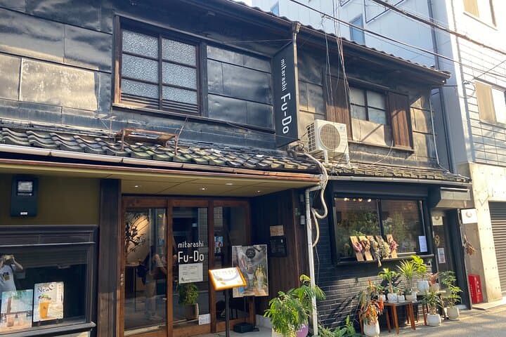 Osaka Stroll Retro Cafes and Timeless Sights — photo 6