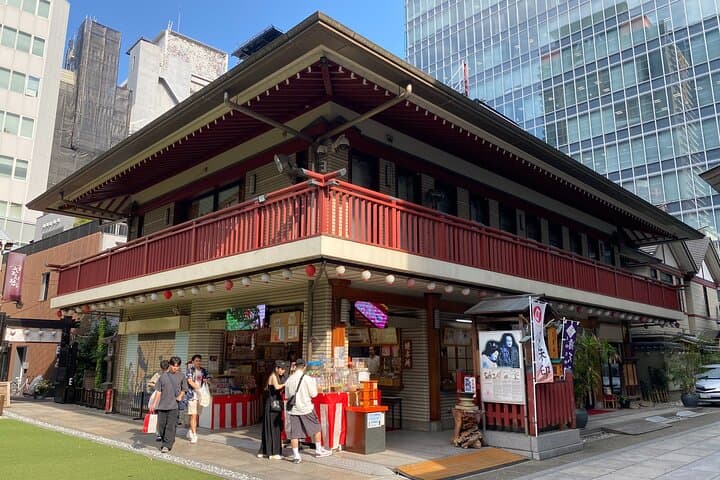 Osaka Stroll Retro Cafes and Timeless Sights — photo 8