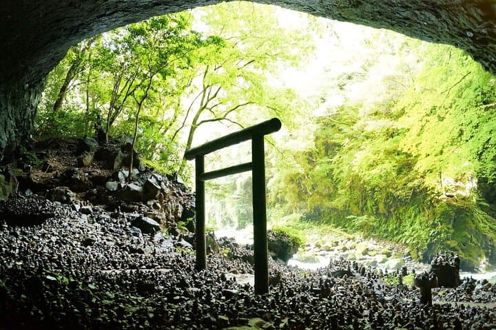 Takachiho Gorge, Shirakawa Suigen, Amanoiwato &Yasukawara Shrines — photo 10
